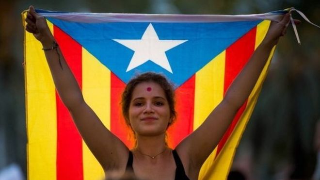 Manifestante com bandeira da Catalunha