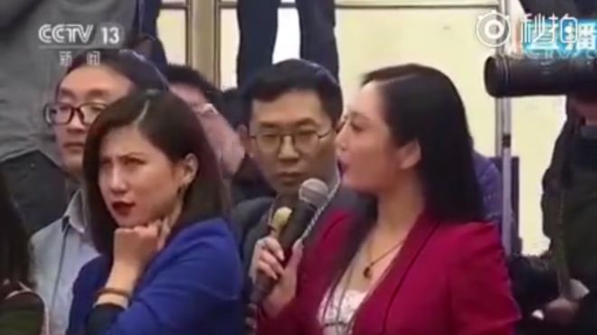 Cảnh nữ nhà báo nhướng mắt trước câu hỏi của đồng nghiệp