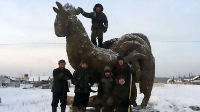 மலத்தால் செய்யப்பட்ட சிற்பம்