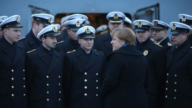 La canciller Angela Merkel habla con miembros de la Armada