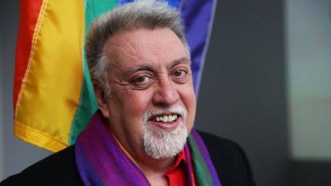 Gilbert Baker e a bandeira que criou