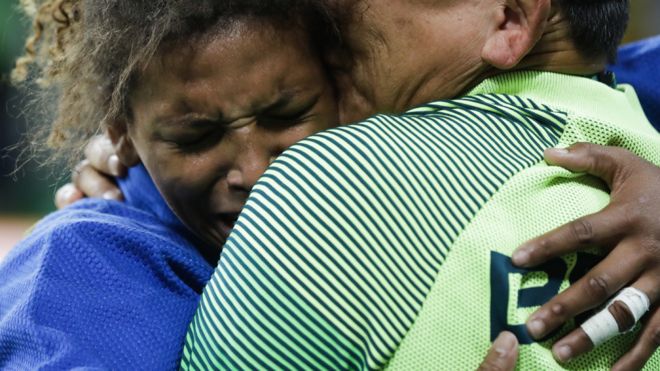 Rafaela Silva se abraza a su entrenador tras su victoria
