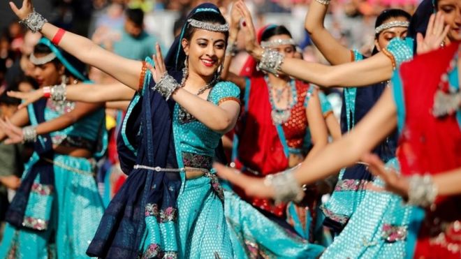 லண்டன் ட்ரஃபால்கர் சதுக்கத்தில் தீபாவளியை முன்னிட்டு இசை மற்றும் நடனம் ஏற்பாடு செய்யப்பட்டிருந்தது. அதில், இந்திய பாரம்பரிய நடனமாடும் பெண்கள்.