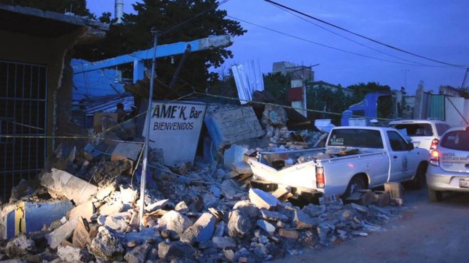 Escombros en una calle en Jojutla, después del sismo.