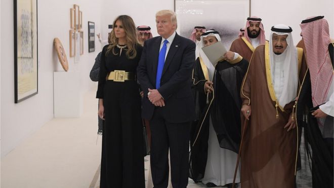 Quốc vương Salman (thứ hai từ phải), Tổng thống Donald Trump và Đệ nhất Phu nhân Melania Trump tại Hoàng cung Saudi hôm 20/5/2017