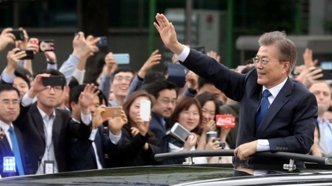 South Korean President Moon Jae-in (right) waves from a car as he heads to the presidential Blue House in Seoul. Photo: 10 May 2017