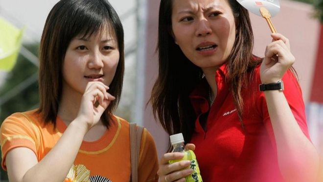 Dos mujeres chinas con cara de extrañeza