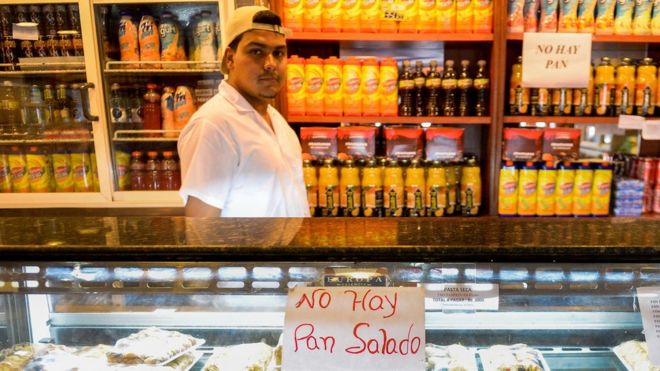 Panadería con un cartel de "No hay pan salado".