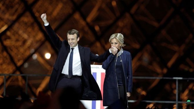 Macron con su mujer, Brigitte.