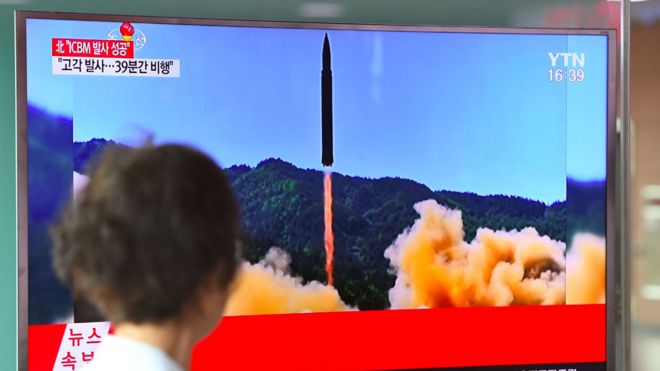 Una mujer en Corea del Sur mira el lanzamiento en una TV
