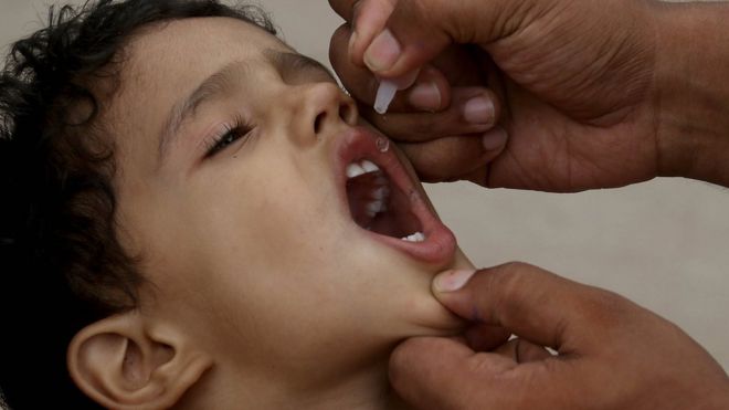 Menino tomando vacina contra poliomielite