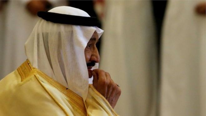 إيقاف كاتب سعودي عن العمل لاستخدامه صفات إلهية للإشادة بالملك