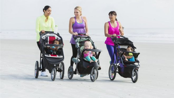 Mulheres passeando com carrinho de bebê