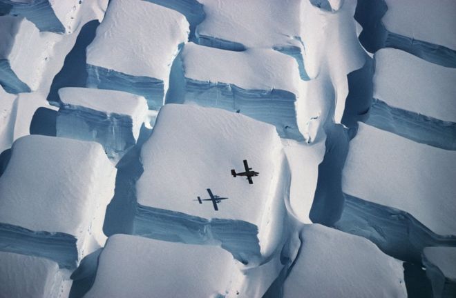صورة جوية لطبقة جليدية تقع في منطقة القارة القطبية الجنوبية أشبه بمكعبات السكر