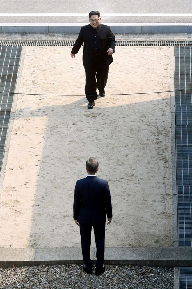 வட கொரிய அதிபர் கிம் ஜாங்-உன், தென் கொரிய தலைவர் முன் ஜே-இன்