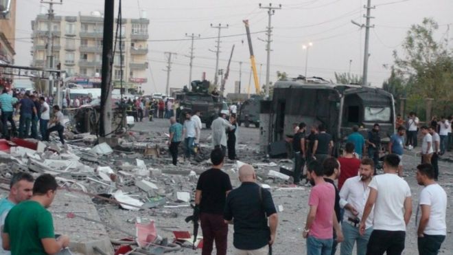 Police and officials surround the scene of a bomb blast in Kiziltepe (10 August 2016)
