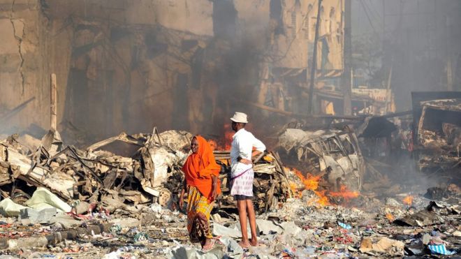 الصومال : ارتفاع عدد القتلى في تفجير مقديشو إلى 358 _98408755_042379004-1