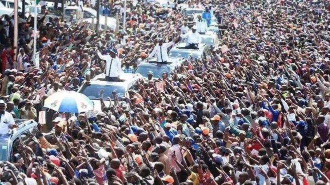 Msafara wa kiongozi wa upinzani nchini Raila Odinga baada ya kuwasili katika uwanja wa ndege wa Jomo Kenyatta kutoka Marekani