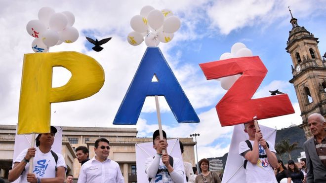 Partidarios del acuerdo de paz con las FARC manifiestan en Bogotá.