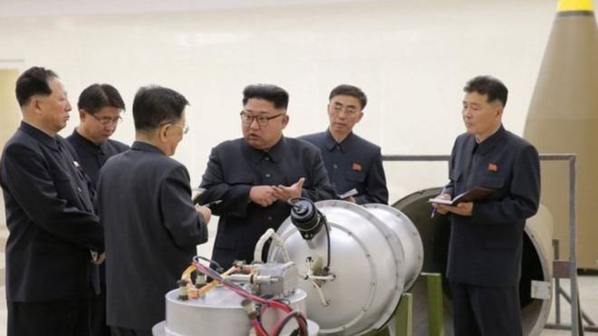 Truyền thông Bắc Hàn nói ông Kim Jong-un "thị sát việc đưa bom nhiệt hạch vào một tên lửa đạn đạo xuyên lục địa" (Ảnh của KCNA nói chụp ngày 3/9/2017)