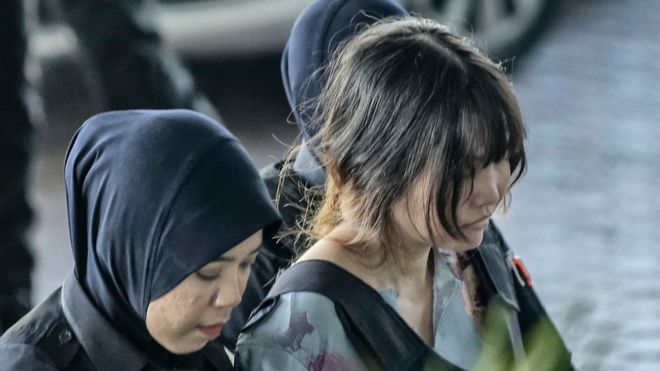 Đoàn Thị Hương được hộ tống vào phiên tòa hôm 27/2