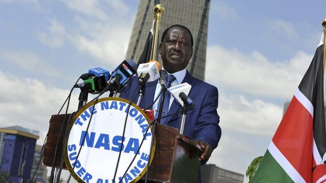 Kiongozi wa muungano wa Nasa nchini Kenya Raila Odinga akihutubia vyombo vya habari