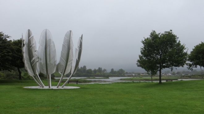 Sculpture marks Choctaw generosity to Irish famine victims _96528665_2e7cd40c-7de5-4363-9f90-e1252c81cddb