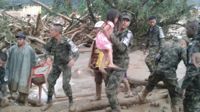 Soldado carrega menina durante operação de resgate