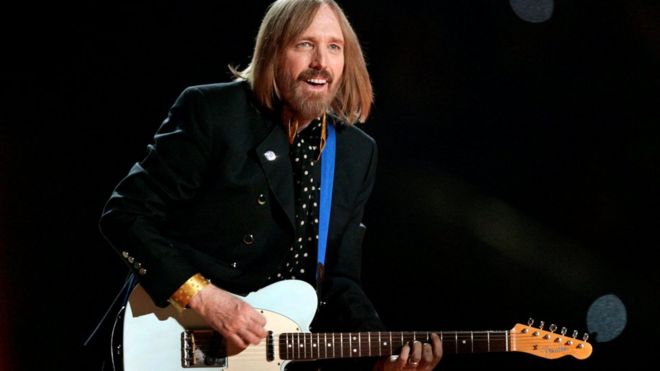 Tom Petty tocando la guitarra (Crédito de foto: Reuters)