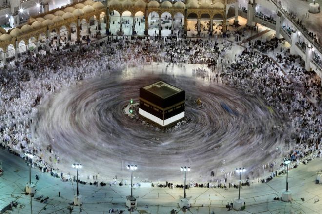 இஸ்லாமியரின் புனித இடமான மெக்கா கிராண்ட் மசூதியில் காபாவை சுற்றி வந்து புனித பயணத்தை தொடங்கியுள்ளனர்.