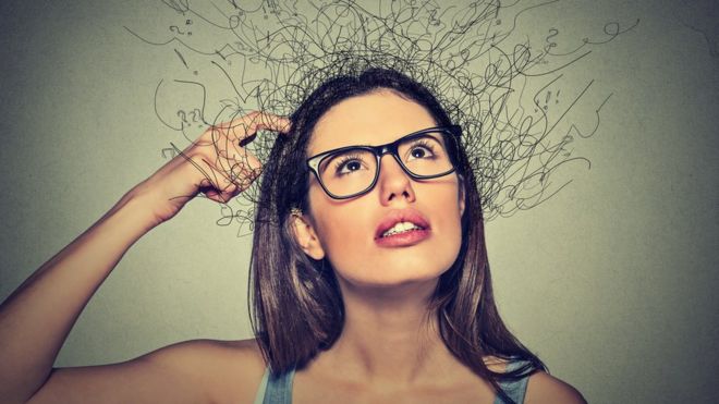 Mujer joven pensativa