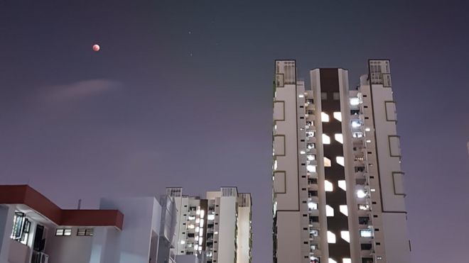 Superlua azul é vista perto de prédios modernos em Cingapura