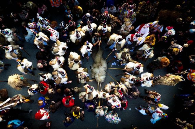 ஸ்பெயினின் சிலியோவில் நடந்த `லா விஜனேரா` என்ற குளிர்கால முகமூடி திருவிழா நிகழ்வினை படம் பிடித்த பீலீங்மூவி மூன்றம் இடம் பெற்றார்.