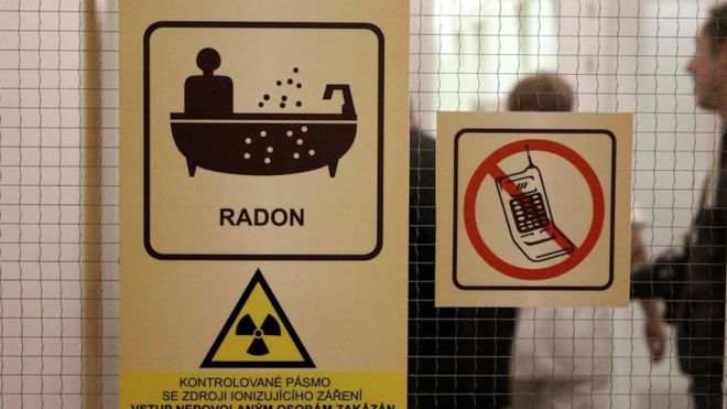 Таблички на дверях кабинетов спа-курорта предупреждают о радиоактивности