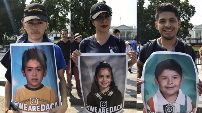Fotos de beneficiarios de DACA sosteniendo carteles que muestran retratos de cuando eran niños.