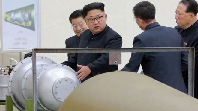 Rais wa Korea Kaskazini Kim Jong-un akikagua kiwanda cha kutengeza makombora ya Nuklia