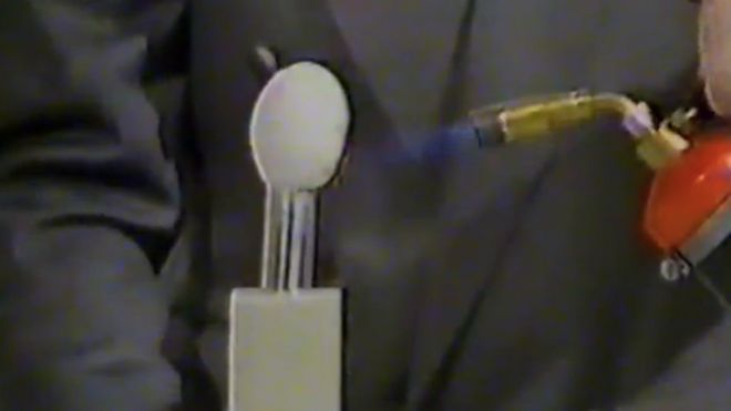 Imagem de um ovo submetido à chama de um maçarico