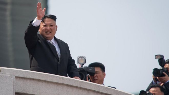 Kim Jong-un apungia mkono umati mkubwa wa watu.