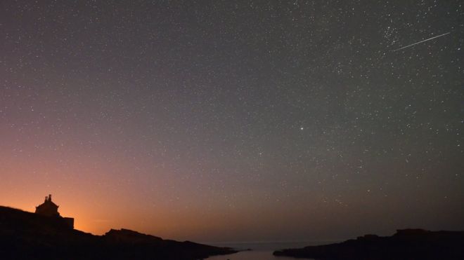 Picture of shooting stars in a night sky