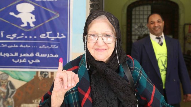 ناخبة مسنة وعلى يدها آثار الحبر السري