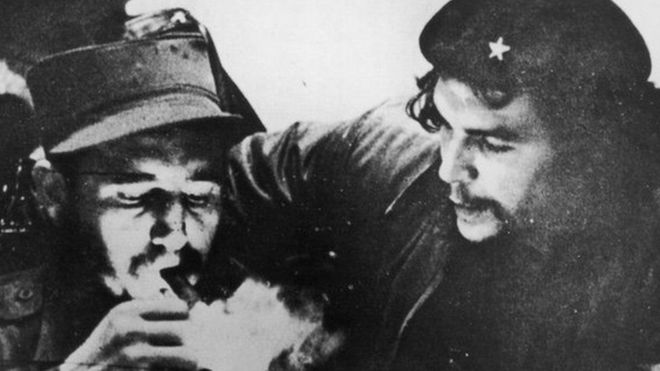 Castro (kushoto) na Che Guevara wakati wa vita vyao dhidi ya serikali