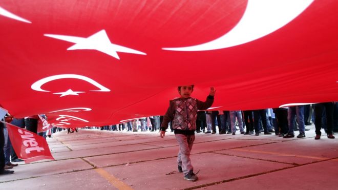 Türk bayrağı altında bir çocuk