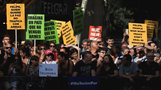 Carteles contra la venta de armas en una manifestación contra el terrorismo en Barcelona.