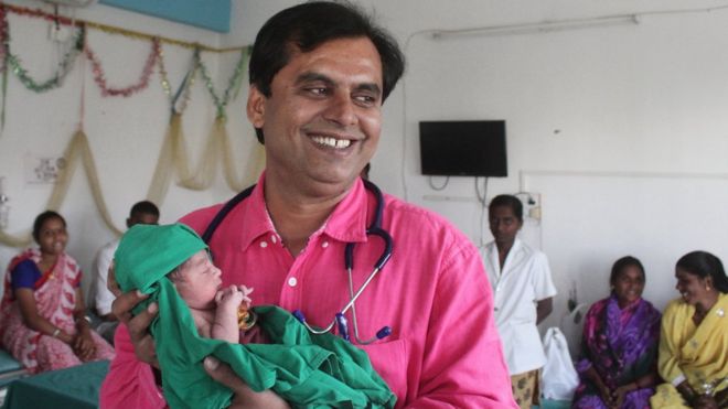 Ganesh Rakh con una bebé.