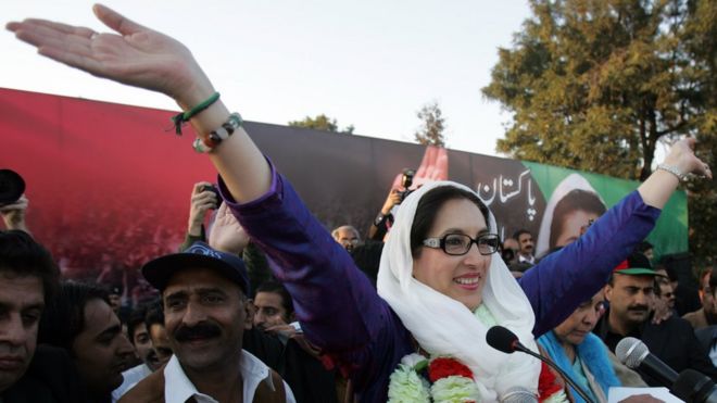 Benazir Bhutto en el mitin de campaña en el que fue asesinada hace diez años.