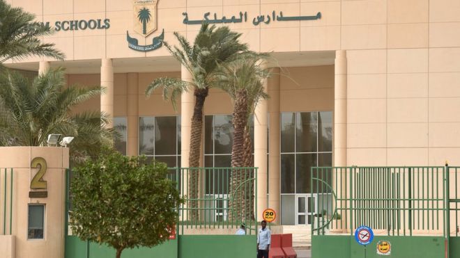 السعودية : مدرس يقتل عاملين في مدرسة في الرياض _96287116_gettyimages-690911048