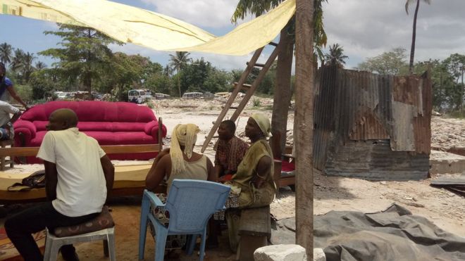 Wanafamilia na majirani wakiombeleza msiba wa mmoja wa waliyofariki baada ya kunywa pombe haramu maeneo ya Kimara, jijini Dar es salaam