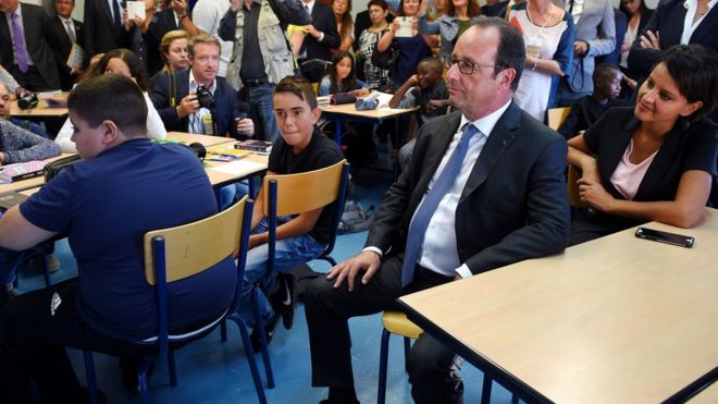 President Francois Hollande visited a school in Orleans to mark reforms to the curriculum (1 Sept 2016)