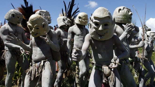 Personas de una tribu de Papúa Nueva Guinea con máscaras.