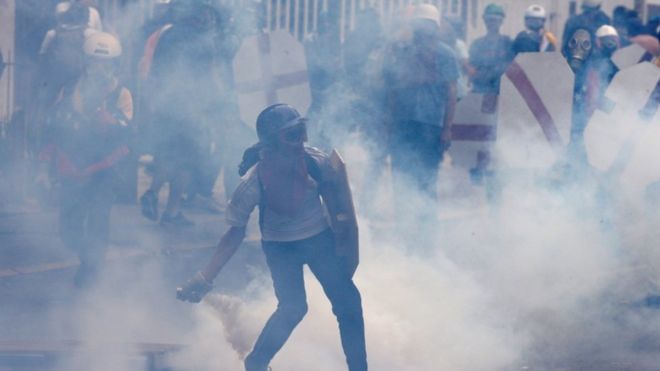 اشتباكات بين المتظاهرين والشرطة في مدن فنزويلا وسط "حالة فوضى"